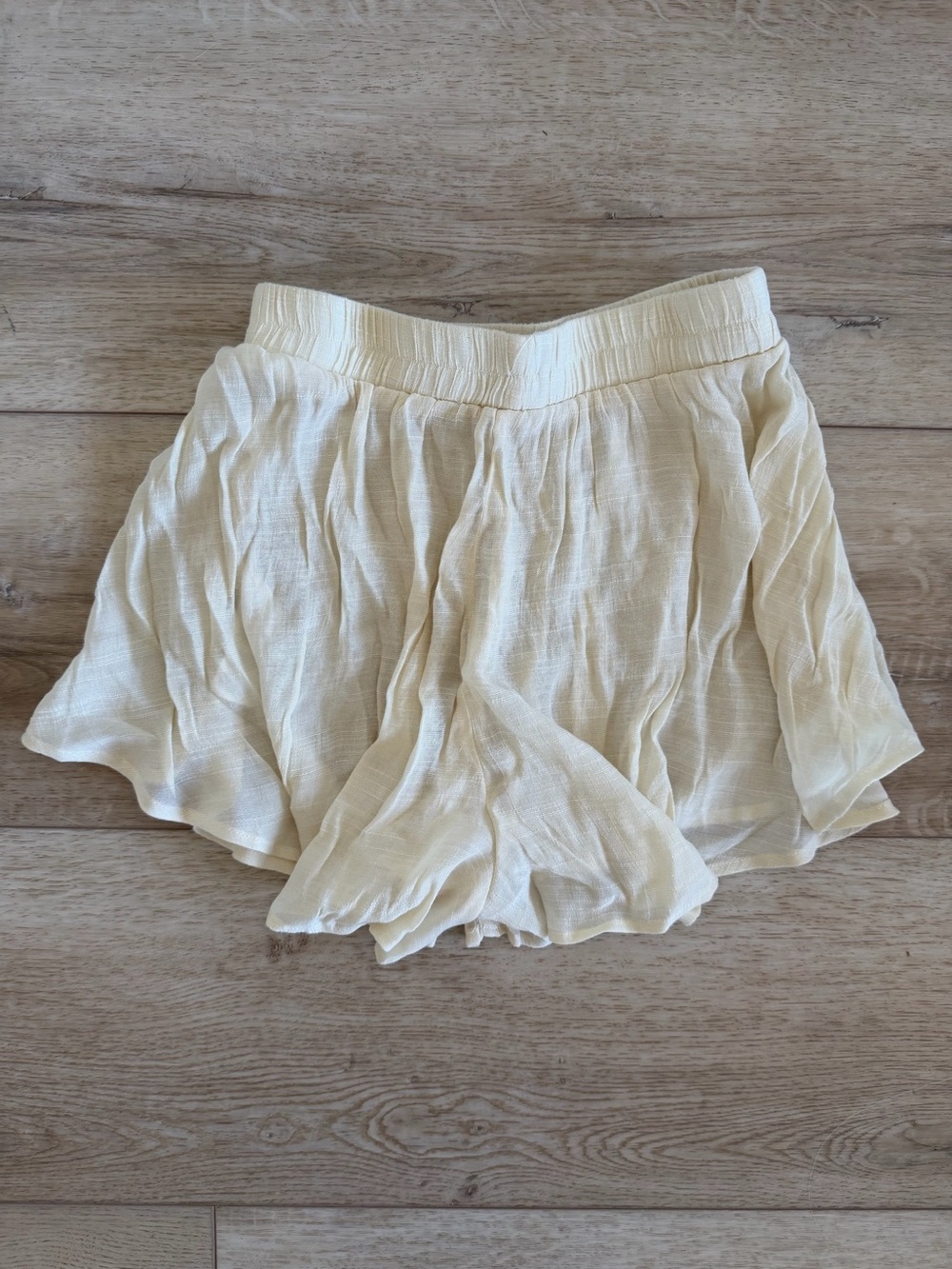 PrettyLittleThing - Cream Floaty Shorts